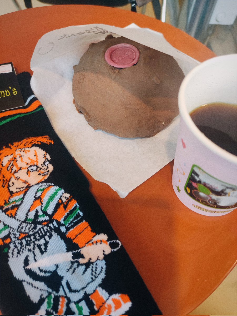 на районе рядом с домом одновременно открыли любимую кофейню и магазинчик, где можно прикупить штуки для Хэллоуина -  малыш Чаки уже пополнил мою коллекцию носков🌚