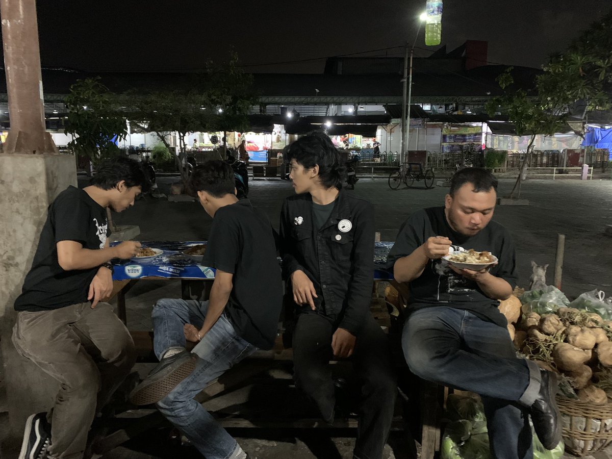 squallnoaidani_'s tweet photo. Band bandan oke, kuliner oke #primalprison #streetdogsinvasion #lumajangan https://t.co/ZsNYxmBpcg