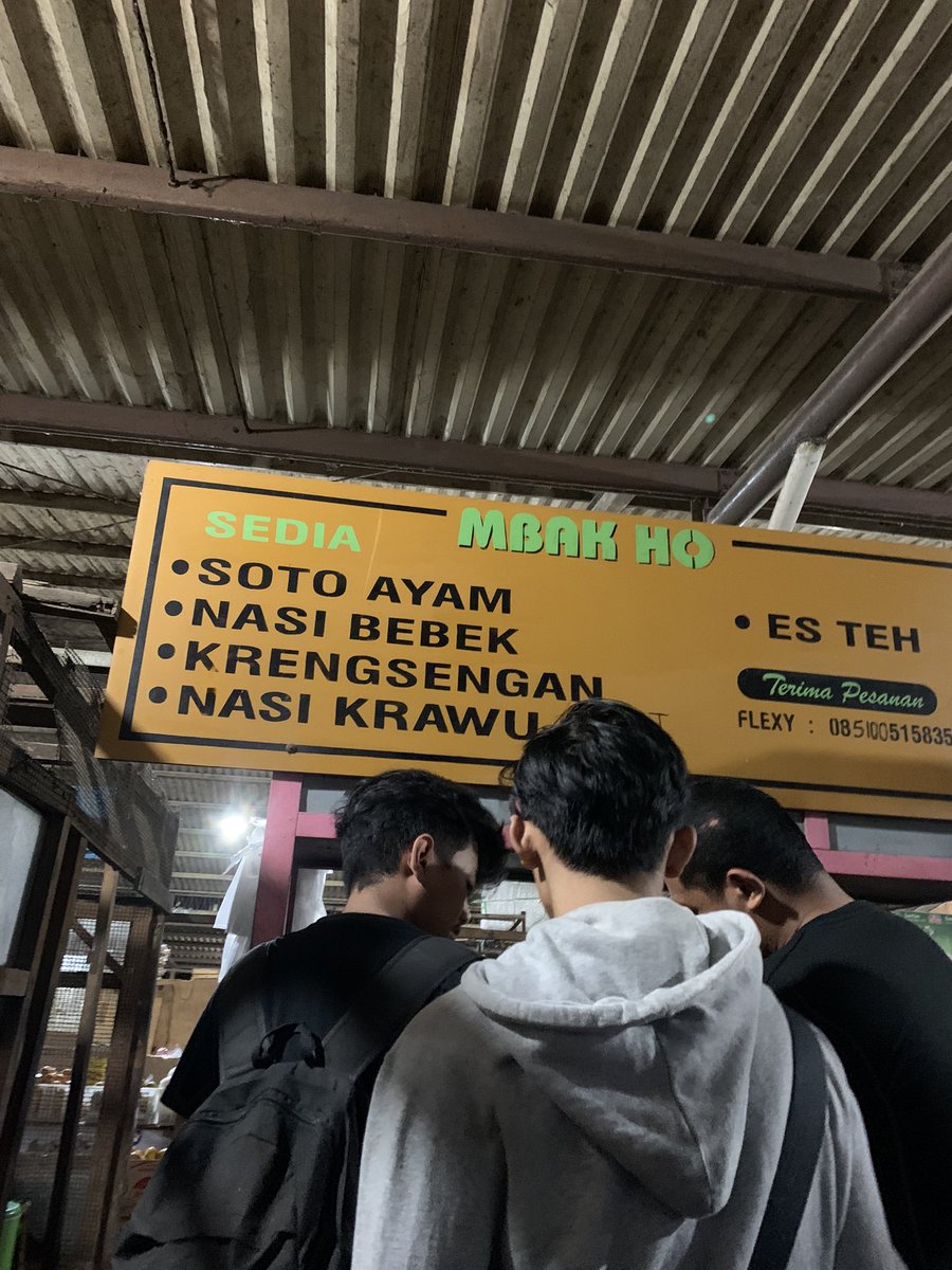 squallnoaidani_'s tweet photo. Band bandan oke, kuliner oke #primalprison #streetdogsinvasion #lumajangan https://t.co/ZsNYxmBpcg