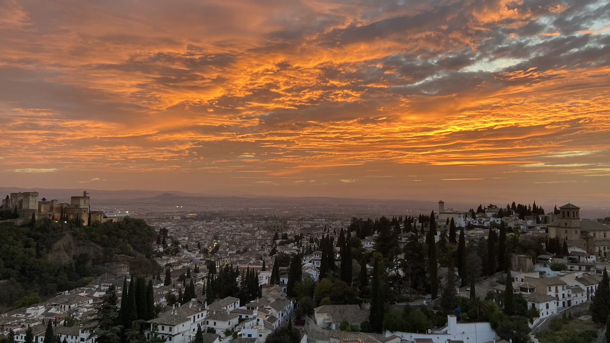 Samuel_MR17's tweet photo. Esta maravillosa ciudad, como casi siempre suele hacer, deleitándonos una vez más con su atardecer. Qué privilegio ser de Granada https://t.co/09hwIWBRqy