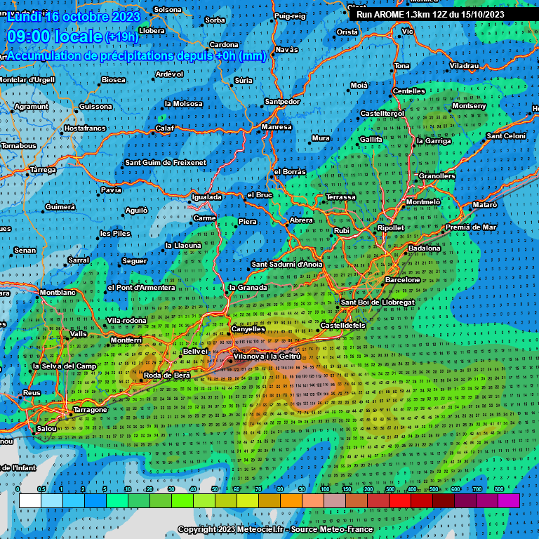 meteo_garraf's tweet photo. Atents entre Salou i Gavà aquesta nit/matinada i fins demà al matí, són probables alguns aiguats.. pluja torrencial +40mm/30 minuts i acumulacions +100l/m2, segons adverteix el SMC. El model AROME ens fa diana al #Garraf😁 (o😱) https://t.co/SR9sEYMA8E