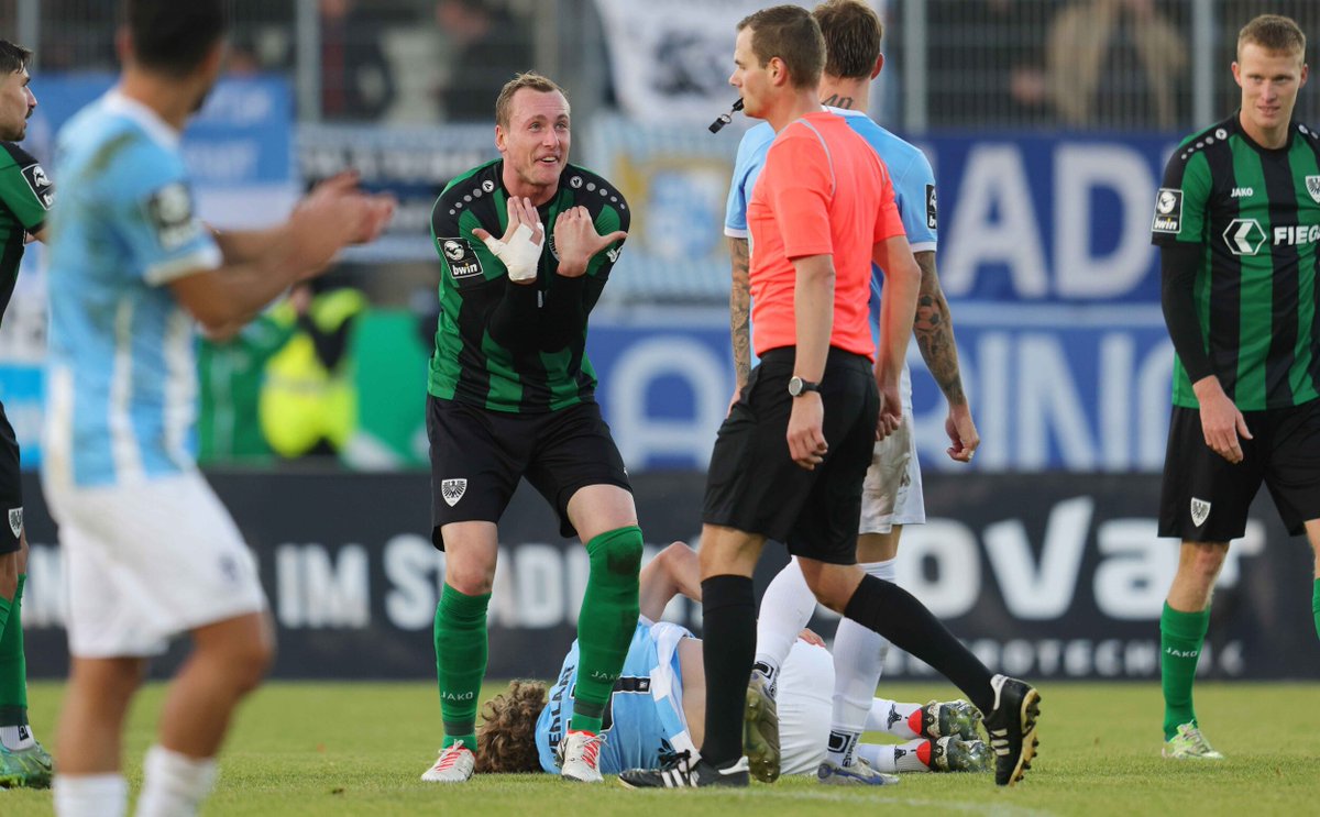 Preussen06's tweet photo. 📄 Den Spielbericht und die Bildergalerie zum 1:1 gegen den @TSV1860 findet ihr jetzt auf unserer Homepage. #nullsechsTV folgt später ⚫⚪💚 #SCPM60 #scp06
___
https://t.co/MqeR0S6KiP https://t.co/T3z6eR2D7y