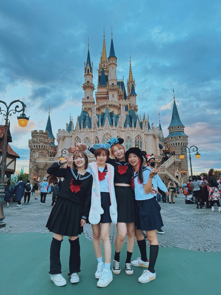 DIZLIKE⚡️
初めてのディズニーランド体験
٩(๑❛ᴗ❛๑)۶

今年度第一次的海外演出+員工旅遊！
真的好開心😀
但體力也耗盡了🪫