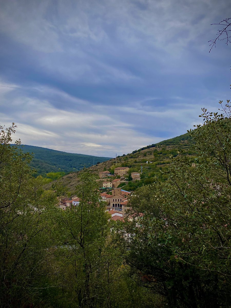 raquel_lilt's tweet photo. Etapa III. ⛰️🍂😎
Despertarme con el sonido de aplausos. Cuesta al ritmo de “Believe the Hype”. Comerme la mejor manzana del mundo. Conversaciones intensas. Siesta de 3 h. Acabar de after en una cueva. https://t.co/0Oslaeegbw