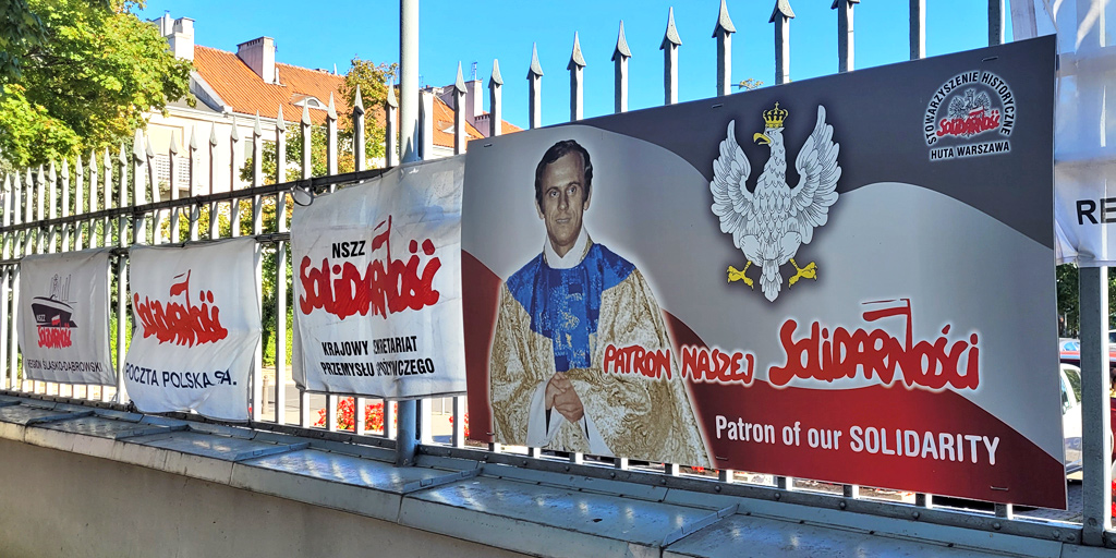 [Pro] Voyage d'affaires en #Pologne. Petite pause à #Varsovie le temps de saluer la mémoire du prêtre #polonais #Popieluszko, artisan de la démocratie. Et, ci-après, ma note de lectures sur le destin du prêtre : docs.google.com/document/d/1vI…