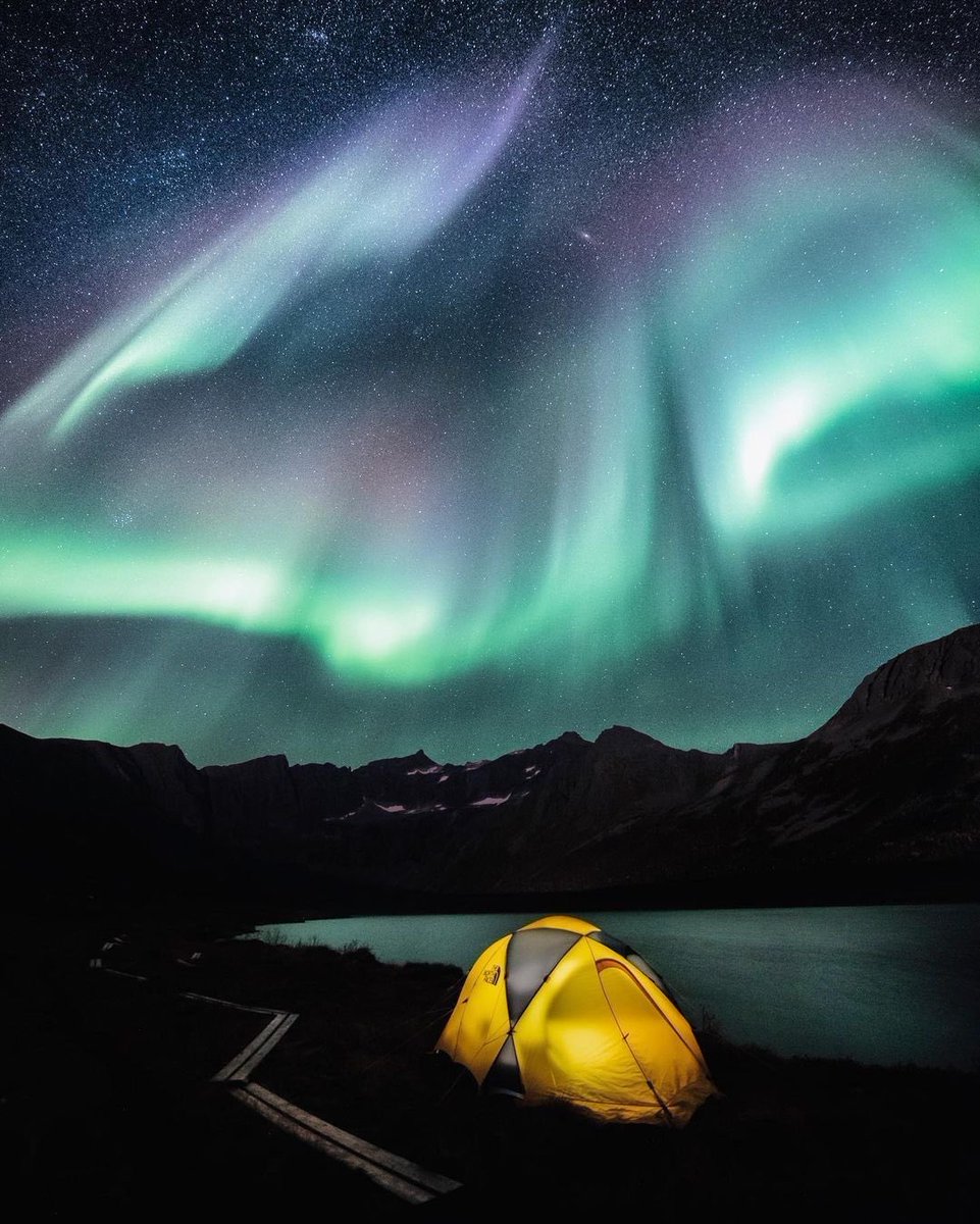 Traveluniverse's tweet photo. Sleeping under the stars in Norway 🇳🇴 https://t.co/evBeDAHZEQ