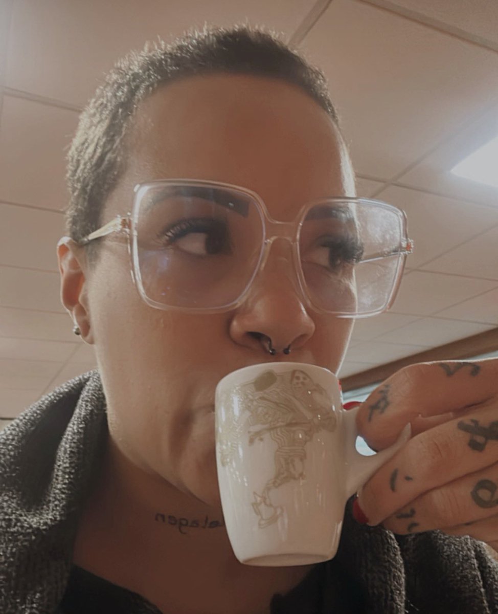 faxinaboa's tweet photo. Tem um pessoal no Xuíter que me lembra os clientes que tinham cafeteira em cápsula e quando saíam pra trabalhar levavam as cápsulas pra que eu não pudesse tomar o café, pq faxineira não merece. Vc não tem muito, mas a sua alegria vem de saber que tem outros que merecem menos. https://t.co/fWYM8xJC7B