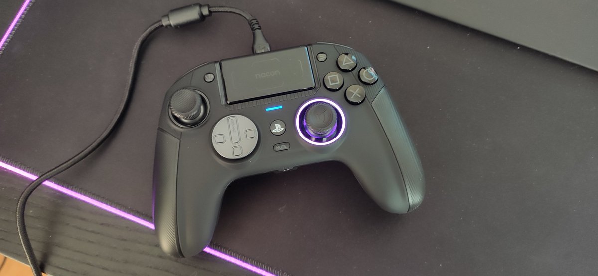 Harzarck's tweet photo. Merci @NaconFR et @MistahCrimson pour la manette, c'est vraiment la manette la plus agréable que j'ai eu le plaisir d'utiliser ! https://t.co/EJX47QzSki