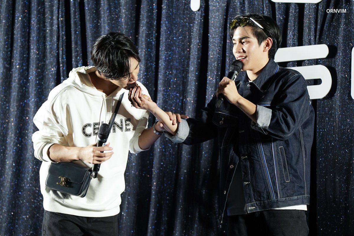 pearlypraline's tweet photo. แก!!!!! สติฉันหลุดแล้วววว มือสั่นเลย ไม่คิดไม่ฝันว่าเค้กก้อนนี้จะเอามา surprise ให้โฟ้ด เพราะ ฉัน ทำ เค้ก ก้อนนี้กับมือ ฮือออออ😭😭😭😭😭 รสชาติ intence chocolate แต่ตอนทำอ่านแค่ ดีเทลที่ลูกค้า request เพราะ ออเดอร์เค้กเยอะมากๆ แล้วออริจิน้องเป็นดอกเดซี่ แต่ขอเปลี่ยนเป็นดอกทานตะวัน ตอนทำยังพูดกับลูกน้องเลยว่า สวยวะ สดใสมากกกก ไม่ได้อ่านข้อความ แล้วตอนเขียนข้อความบนเค้ก ลูกน้องเป็นคนเขียน เพิ่งเห็นรูปชัดๆเมื่อกี้ แบบดีใจมากกกก!!!! เห็นก็รู้เลยว่าเห้ย เค้กร้านเรา!!! 🎂🌻 เพราะว่านั่งอยู่ไกลมาก แล้วก็ไม่ค่อยได้ถ่ายเพราะว่า เสพบรรยากาศจากตาเนื้ออยู่ น้องๆหม่ำๆเค้กฉันด้วย ฮือออ 😭 ถึงแม้มันจะเละตุ้มเป๊ะ แต่เชฟดีใจมากน้าา ขอบคุณมากค่าา ขอบคุณที่เลือกเค้กร้านเรานะคะ สุขสันต์วันเกิดนะคะ โฟ้ดโฟ้ด มัมหมีรักรักพี่โฟ้ดที่ฉุดดดเบยย  🌻🤍 #MyFourthShineNineteen #Fourthnattawat #GeminiFourth