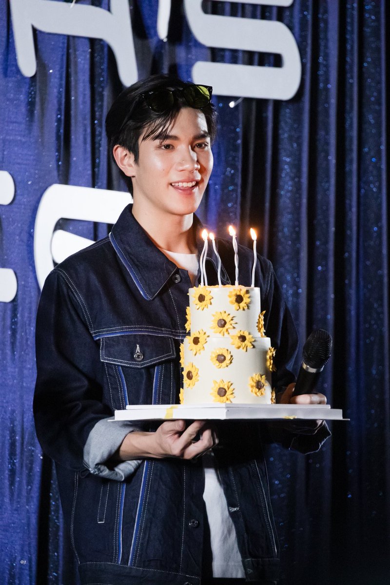pearlypraline's tweet photo. แก!!!!! สติฉันหลุดแล้วววว มือสั่นเลย ไม่คิดไม่ฝันว่าเค้กก้อนนี้จะเอามา surprise ให้โฟ้ด เพราะ ฉัน ทำ เค้ก ก้อนนี้กับมือ ฮือออออ😭😭😭😭😭 รสชาติ intence chocolate แต่ตอนทำอ่านแค่ ดีเทลที่ลูกค้า request เพราะ ออเดอร์เค้กเยอะมากๆ แล้วออริจิน้องเป็นดอกเดซี่ แต่ขอเปลี่ยนเป็นดอกทานตะวัน ตอนทำยังพูดกับลูกน้องเลยว่า สวยวะ สดใสมากกกก ไม่ได้อ่านข้อความ แล้วตอนเขียนข้อความบนเค้ก ลูกน้องเป็นคนเขียน เพิ่งเห็นรูปชัดๆเมื่อกี้ แบบดีใจมากกกก!!!! เห็นก็รู้เลยว่าเห้ย เค้กร้านเรา!!! 🎂🌻 เพราะว่านั่งอยู่ไกลมาก แล้วก็ไม่ค่อยได้ถ่ายเพราะว่า เสพบรรยากาศจากตาเนื้ออยู่ น้องๆหม่ำๆเค้กฉันด้วย ฮือออ 😭 ถึงแม้มันจะเละตุ้มเป๊ะ แต่เชฟดีใจมากน้าา ขอบคุณมากค่าา ขอบคุณที่เลือกเค้กร้านเรานะคะ สุขสันต์วันเกิดนะคะ โฟ้ดโฟ้ด มัมหมีรักรักพี่โฟ้ดที่ฉุดดดเบยย  🌻🤍 #MyFourthShineNineteen #Fourthnattawat #GeminiFourth