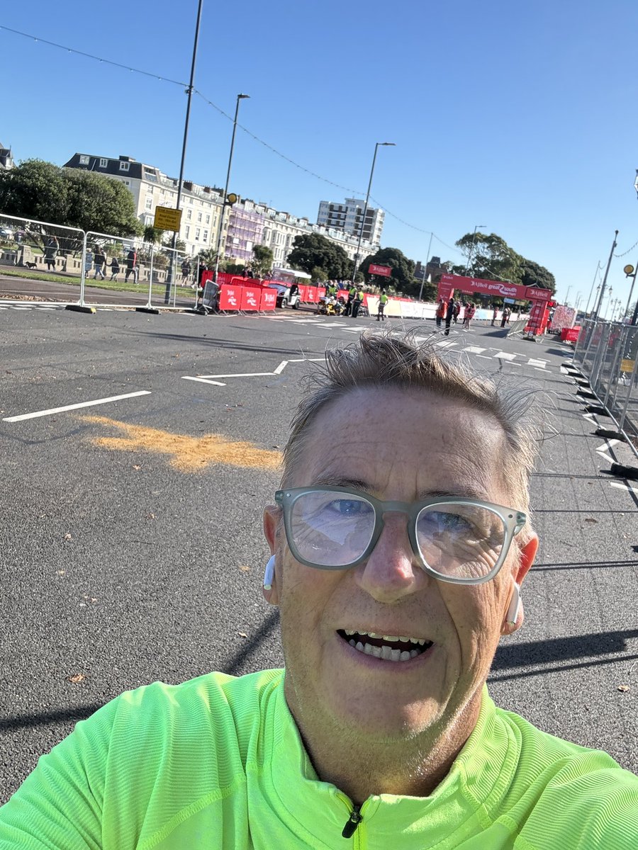 luntyboy's tweet photo. Nice to meet Mavis on the return Hovercraft from @great_run ,  she’s very friendly with smelly runners!🤣🤣 entry fee duly donated to @wightaid_foundation ✅ https://t.co/Ud0bm8LDLe