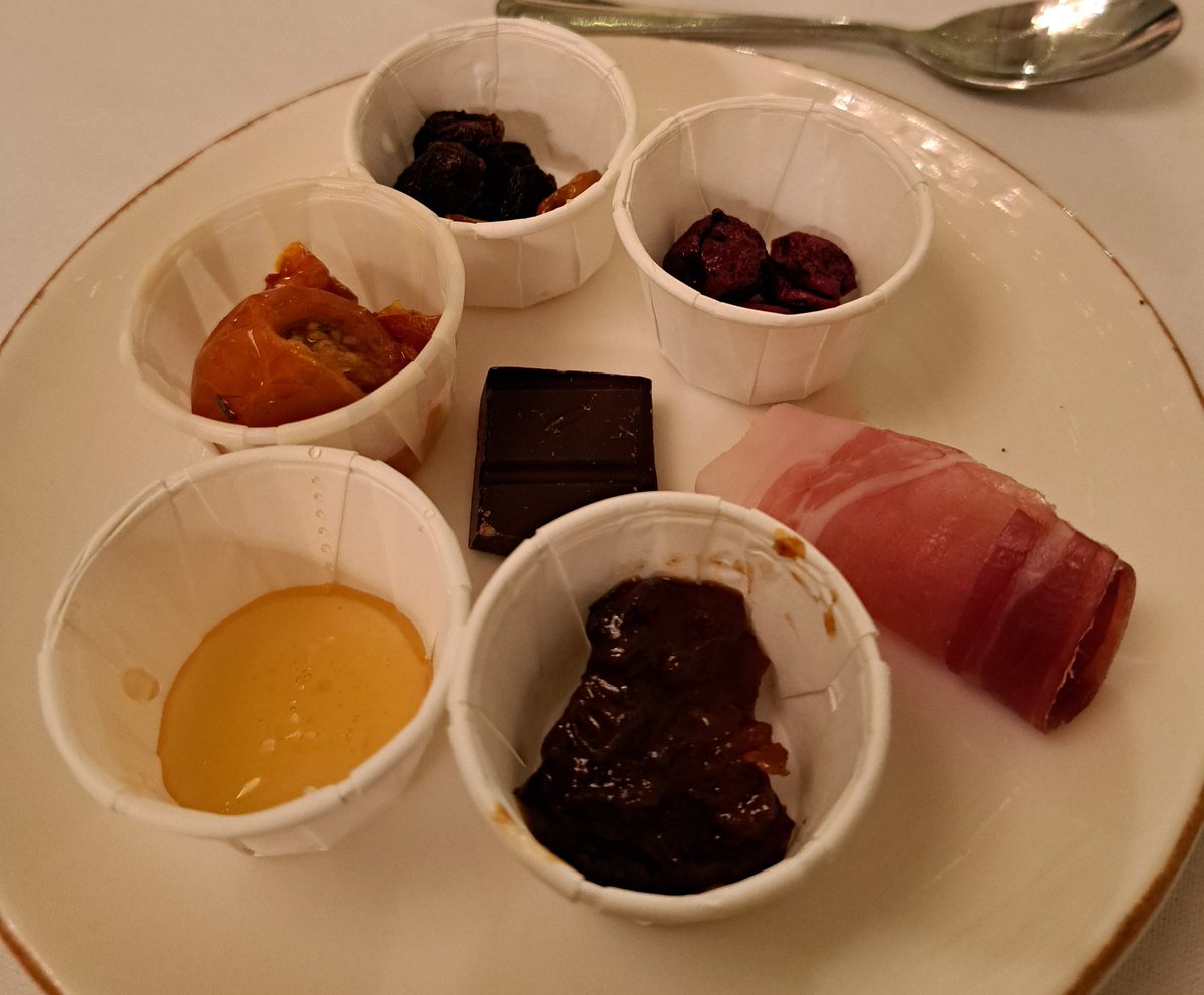 _cheese_lovers's tweet photo. At @cheese_academy & @PatrickMcGuigan Excellent Cheese & Cracker Pairing Wheel Event with @PetersYard as part of the #BigCheeseWeekender Live at #Cheesewickπ§π§ @ChiswickM https://t.co/zwvVUjBPUu