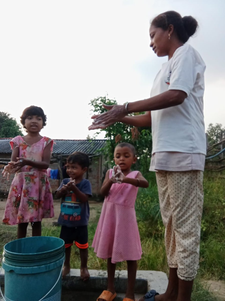 bijaduteer's tweet photo. #Globalhandwashing day के अवसर पर #bijaduteer के द्वारा, बच्चों को सही तरीके से handwash करने के तरीके वह इससे होने वाले लाभ को बताया गया ग्राम पंचायत चिन्नाकवाली बीजादूतीर राजी हेमला ब्लॉक बीजापुर https://t.co/k0FsnUVHKQ