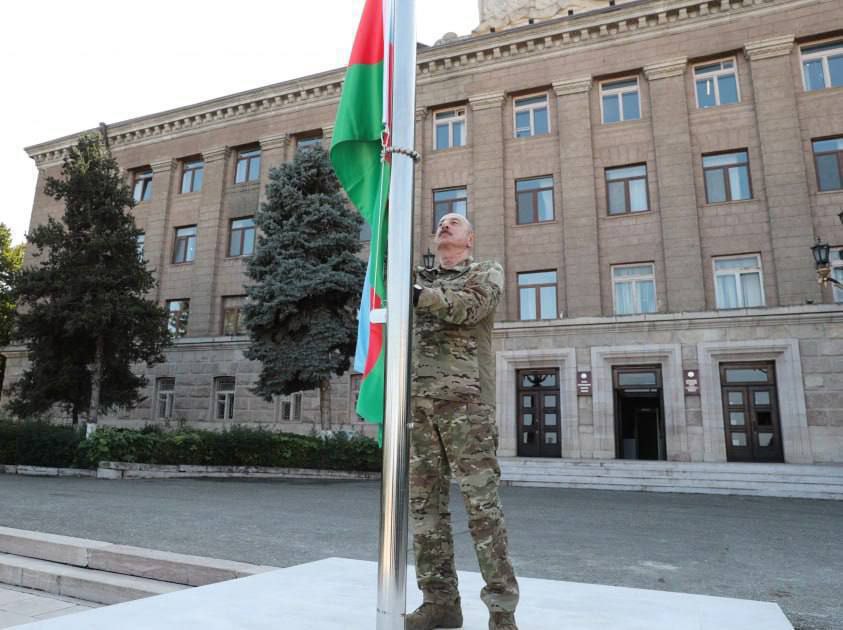 Azərbaycan Respublikasının Prezidenti İlham Əliyev oktyabrın 15-də Xankəndi şəhərində Azərbaycan Respublikasının Dövlət Bayrağını ucaldıb.✌🏻🇦🇿
#QarabağAzərbaycandır!
#KarabakhisAzerbaijan!