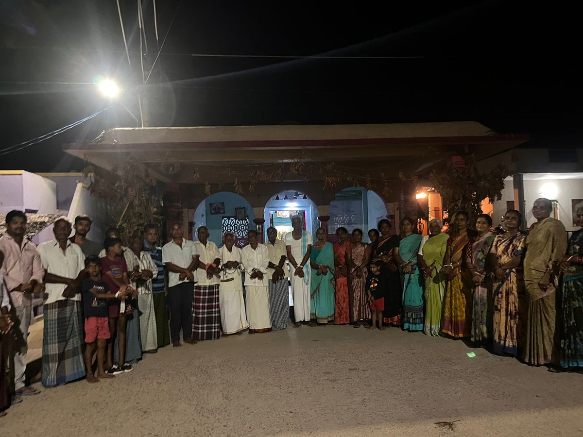BalajiGupta's tweet photo. న్యాయానికి సంకెళ్ళు వేసిన సైకో జగన్ అరాచకాలపై నిరసనగా బంగారుపాళ్యం ప్రాంతంలోని గ్రామాల్లో..💪💪💪💪
#NyayanikiSankelluForCBN
#MyCapitalAmaravati #SpreadDevelopmentNotHate #PeopleWithNaidu #TDPWillBeBack #FalseCasesAgainstNaidu #CBNJailedForDevelopingAP https://t.co/KjlNZcguxZ