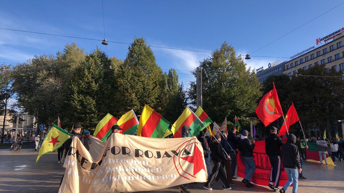 WomenDefendRoj1's tweet image. Nach einem Redebeitrag von #womendefendrojava geht es jetzt weiter Richtung Rabet.
Gemeinsam verteidigen wir das Leben! ✌️
#Leipzig #le1510