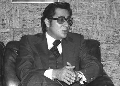 JOSEMAREYNA's tweet photo. El Ecuador 🇪🇨 y su relación tóxica de idealizarse como uno de ellos, apalancar su esperanza en alguien diferente a ellos, y la estéril fijación en que un buen día seré uno de ellos.
PLUTOCRACIA, le llamaba: https://t.co/F50uutf0wX