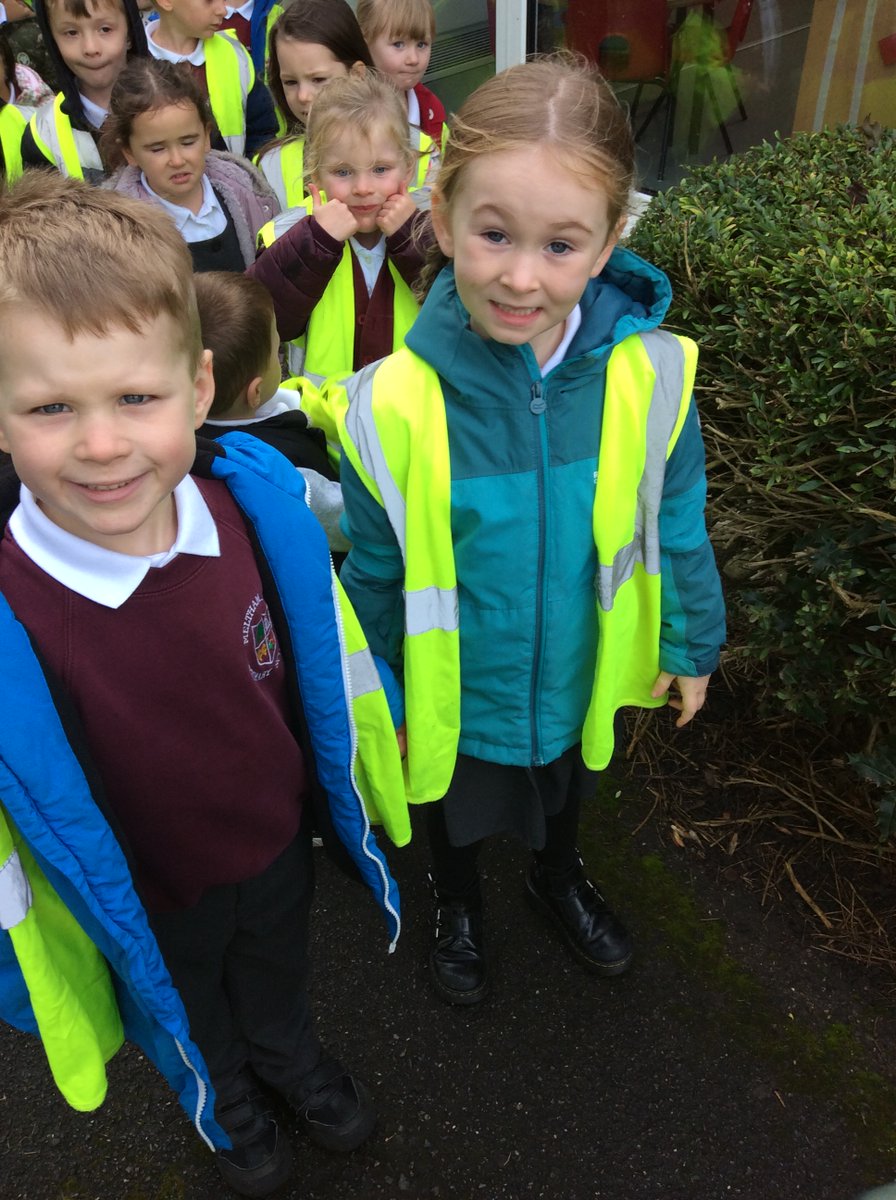 MelthamMoor's tweet photo. Reception enjoyed going on an Autumn walk around our local community. We loved talking about all the signs of Autumn we could see and we behaved amazingly! #MMReception #MMScience #MMGeography https://t.co/fkCGOhcp9f