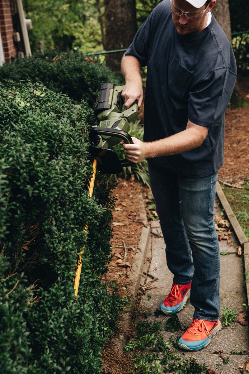 greenmachineus's tweet photo. To get the cut you’ve been looking for, use sweeping motion with your 62V Hedge Trimmer for optimal results! 🌳✂️

#GreenMachine #PowertheMachine | https://t.co/9h4KoAy27z https://t.co/hkiMmfCPdb