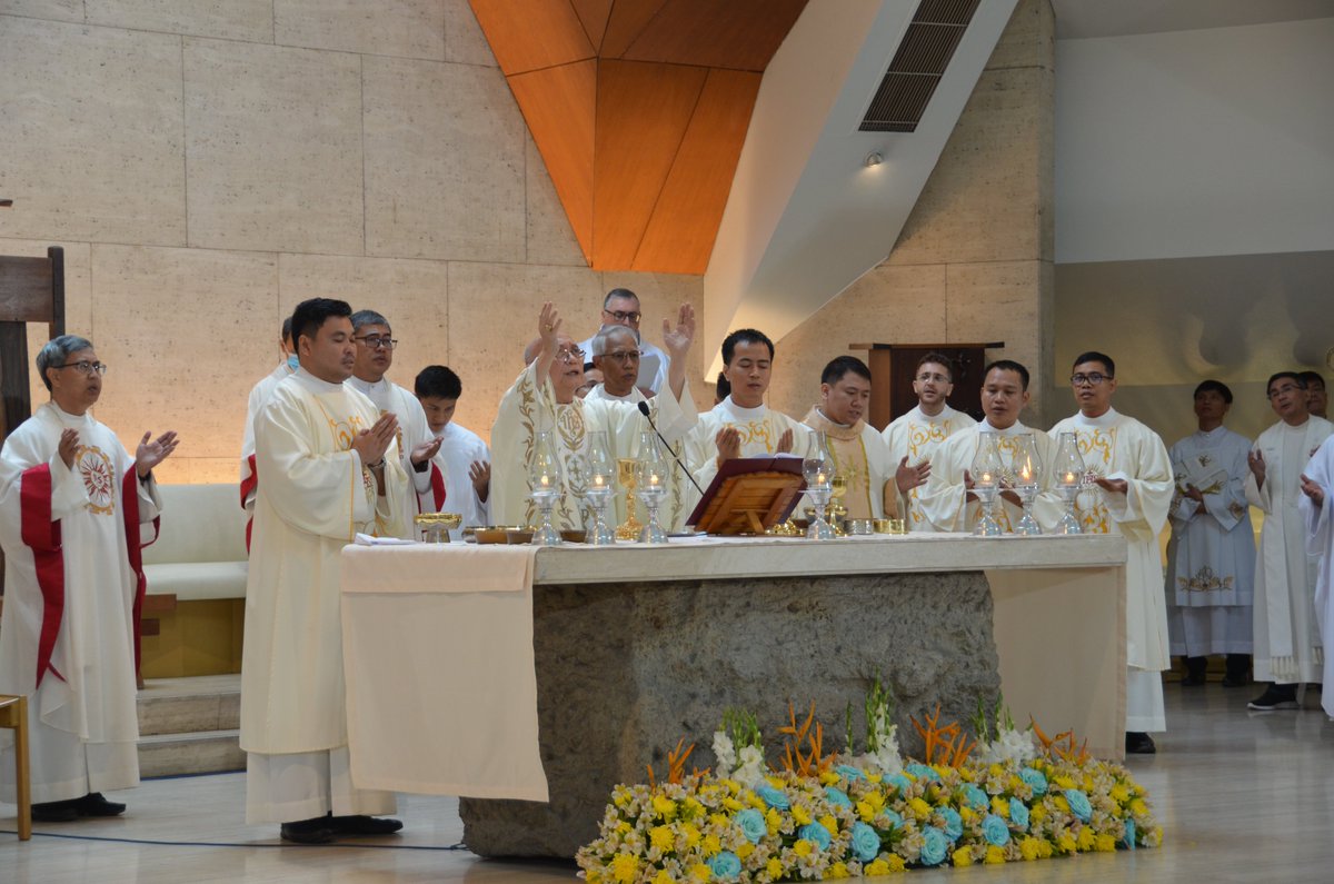EverydayJesuits's tweet photo. A weekend of celebrations, as we had the Diaconate Ordination of @Jeswittyy together with 11 other Jesuits in Manila! 🙌🏼🥳🙏🏼 https://t.co/xq8Qlu2fSZ