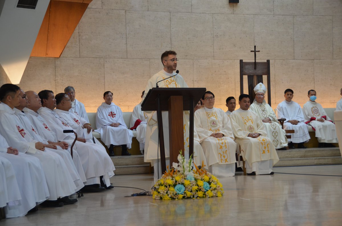 EverydayJesuits's tweet photo. A weekend of celebrations, as we had the Diaconate Ordination of @Jeswittyy together with 11 other Jesuits in Manila! 🙌🏼🥳🙏🏼 https://t.co/xq8Qlu2fSZ