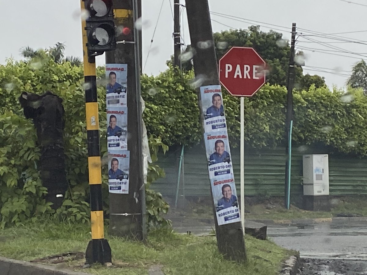 FSandovalP1969's tweet photo. Les parece que empapelar TODA la ciudad con esta publicidad , es propio de alguien que ama a su ciudad?  No pareciera. 
Por este tipo de detalles es q me convenzo cada vez más, que @alejoeder es el indicado para Revivir a Cali. @CaliesCaliCOL @olimpicacali104 @elpaiscali https://t.co/cFl9cZnVxz
