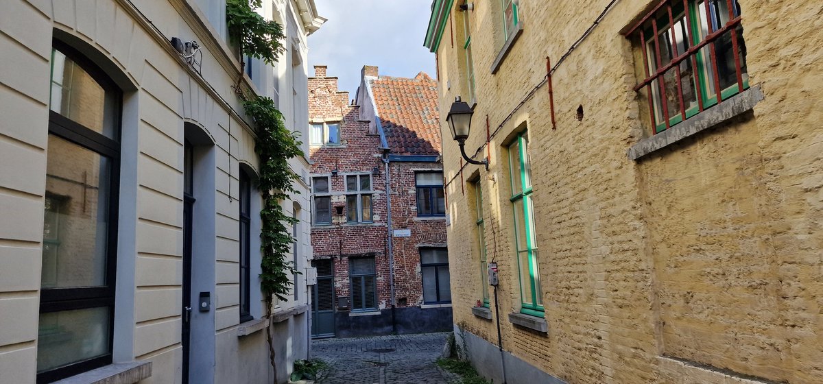 Martin1960's tweet photo. Excursie door het #Patershol, een middeleeuws wijkje hartje #Gent, decennialang verwaarloosd en vervallen, maar inmiddels weer aardig opgeknapt π https://t.co/ULJ2VrmTM2