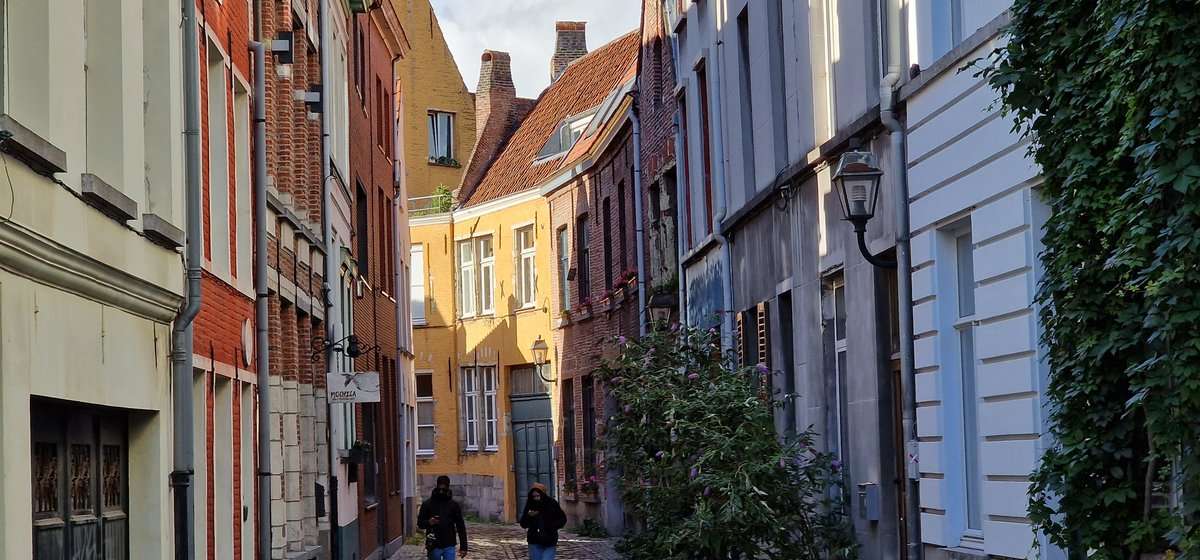 Martin1960's tweet photo. Excursie door het #Patershol, een middeleeuws wijkje hartje #Gent, decennialang verwaarloosd en vervallen, maar inmiddels weer aardig opgeknapt π https://t.co/ULJ2VrmTM2