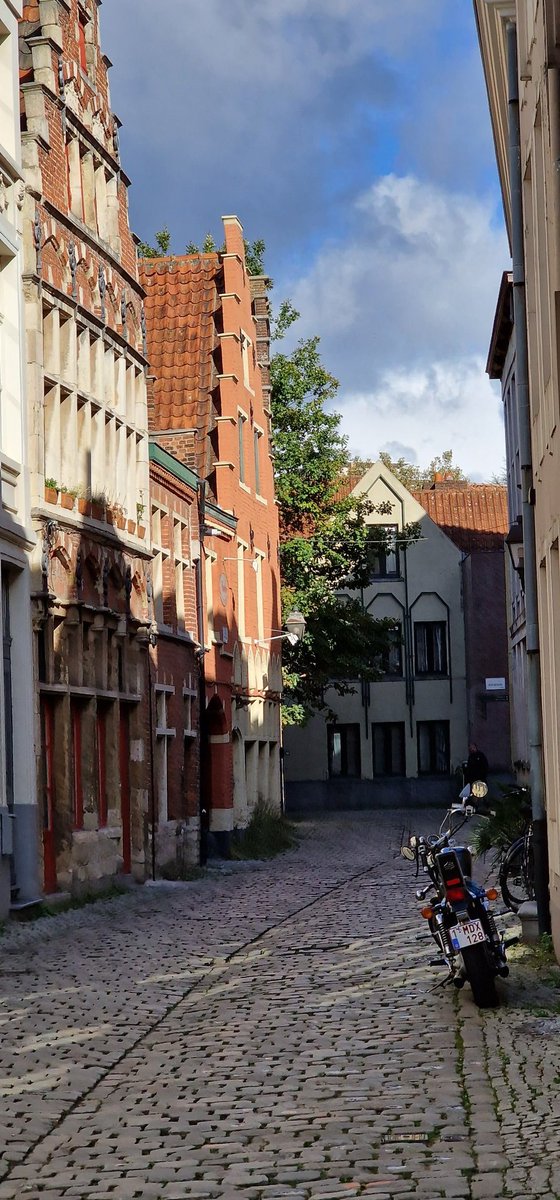 Martin1960's tweet photo. Excursie door het #Patershol, een middeleeuws wijkje hartje #Gent, decennialang verwaarloosd en vervallen, maar inmiddels weer aardig opgeknapt π https://t.co/ULJ2VrmTM2