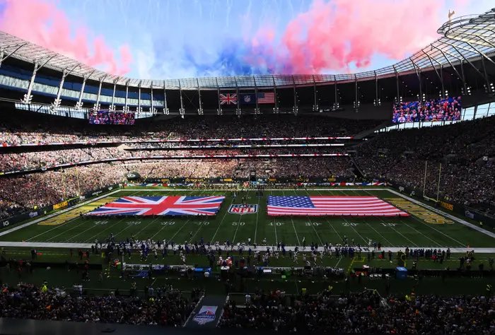 jasrifootball's tweet photo. 𝗥𝗘𝗣𝗢𝗥𝗧: The #NFL has discussed the idea of potentially hosting a Super Bowl in London at some point in the future, per @AdamSchefter 

The game would have to start 3 hours sooner than it normally does.

How would you guys feel about that? https://t.co/N8qnfsMaq2