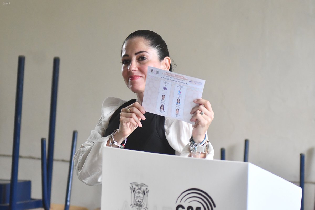 lahoraecuador's tweet photo. 🗳️ | Luisa González, candidata de la Revolución Ciudadana, votó a las 08:15 en la Junta 4 de la Unidad Educativa ‘Carlos Pomerio Zambrano’ en Chone-Manabí. En la tarde viajará a la capital y recibirá los resultados de las elecciones en el Hotel Quito.
#Elecciones2023Ec https://t.co/556fP4xF7X