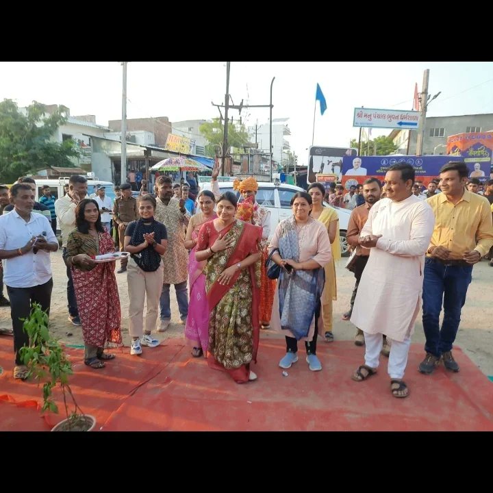 GwedcG's tweet photo. મહેસાણા જિલ્લા પંચાયત પ્રમુખ શ્રી તૃષાબેન પટેલ અને બહુચરાજી મામલતદારશ્રી  પ્રકાશભાઈ ગોસ્વામી  દ્વારા બહુચરાજી ખાતે ગુજરાત મહિલા આર્થિક વિકાસ નિગમ દ્વારા આયોજીત નવરાત્રી મેળાનો શુભારંભ કરવામાં આવ્યો.. https://t.co/3XxxI2ZaZU