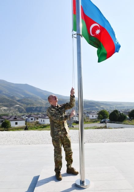 Azərbaycan Respublikasının Prezidenti İlham Əliyev oktyabrın 15-də Xocalı şəhərində Azərbaycan Respublikasının Dövlət Bayrağını ucaldıb.✌🏻🇦🇿
#QarabağAzərbaycandır!
#KarabakhisAzerbaijan!