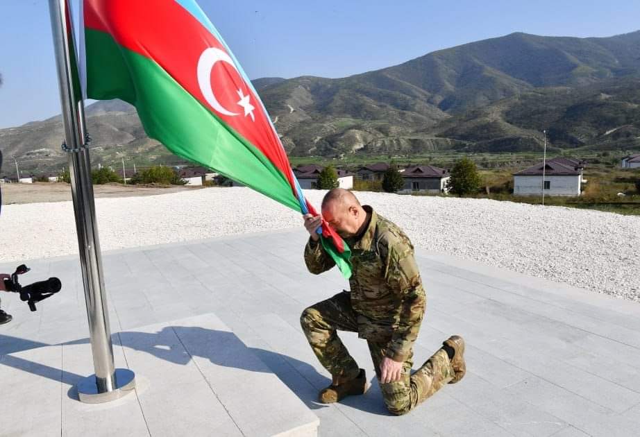 VusalaFva's tweet photo. Azərbaycan Respublikasının Prezidenti İlham Əliyev oktyabrın 15-də Xocalı şəhərində Azərbaycan Respublikasının Dövlət Bayrağını ucaldıb.✌🏻🇦🇿
#QarabağAzərbaycandır!
#KarabakhisAzerbaijan! https://t.co/tKMLsYs2Wg