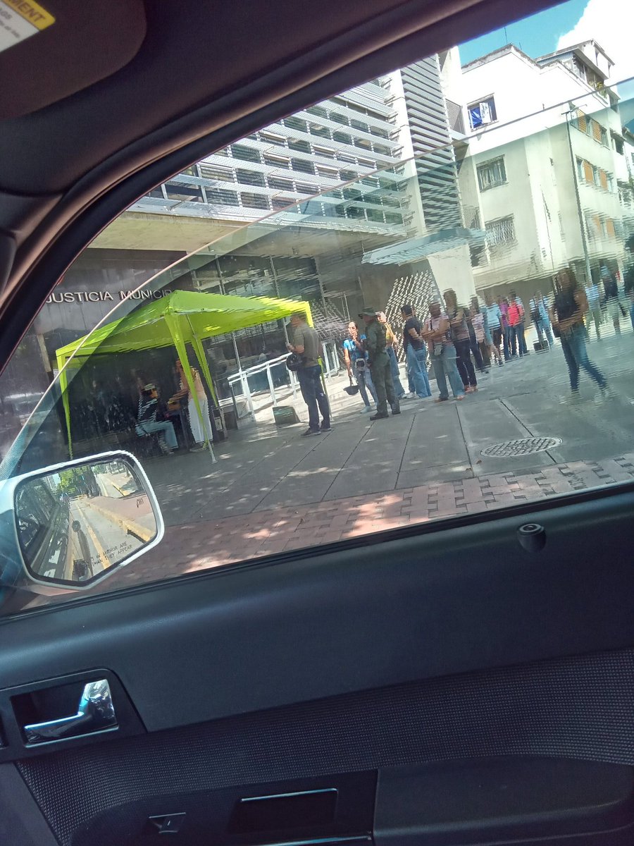 SamuelDiazP's tweet photo. #CONFIRMADO

Continúa el operativo de registro electoral y cambio de centro en Chacao (Plaza el Indio hasta las 5.00 pm) y la sede de Plaza de Venezuela del CNE (hasta las 3.30 pm)

Aprovechemos hoy para inscribir la mayor cantidad de jóvenes. https://t.co/VTH6SvGhoa