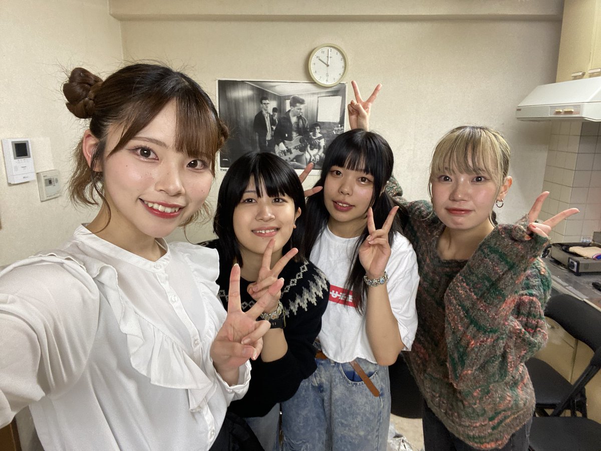 3zuki_sekaicity's tweet photo. FUZZBUZZさんとお写真撮りました📸

出番直前だったので袖で聞いてたんですけど
曲がめっっっっちゃ素敵…！！
次被ったときはライブ観たいです👀💕

またよろしくお願いします🫶 https://t.co/5WDrkXs2Pp