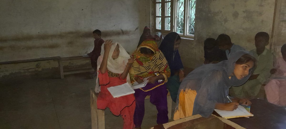 sscsindh's tweet photo. Sindh Students Council held a "Free English Class" in village 21st Dadh, Sakrand. Students were taught "Adjective and its Degrees/English Sounds." Number of students from village attended the class. 

Sindh Students Council ~ Chapter Village 21st Dadh, Sakrand https://t.co/yqQKOsN9Fj