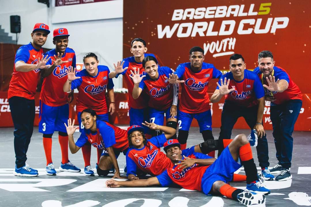 Qué gran noticia nos llega desde Ankara. #Cuba campeona del mundial juvenil de Baseball5, el “cuatro esquinas” que nació en los barrios cubanos.

Nuestros muchachos y muchachas, menores de 18 años, alzaron invictos el trofeo, como sus mayores en 2022. 

¡Felicidades, campeones!