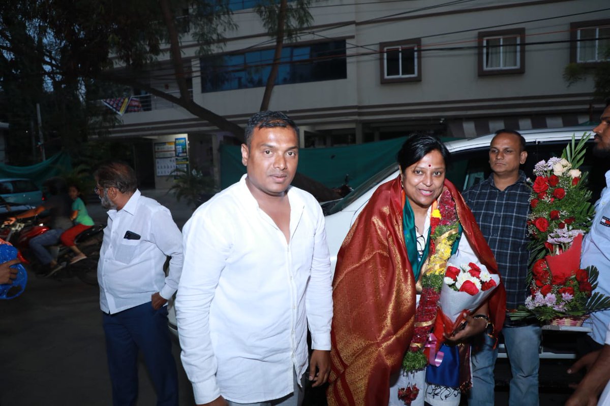 KotaNeelimaINC's tweet photo. People from all walks of life came to congratulate Dr.Kota Neelima garu on confirmation of #Sanathnagar ticket.

Thank you all for your support. 
Lets put an end to the dictator, KCR in #Telangana 

#CongressCandidateList 
#Congress6TelanganaVictoryFix 
#ByeByeKCR https://t.co/rNIwQetRFL