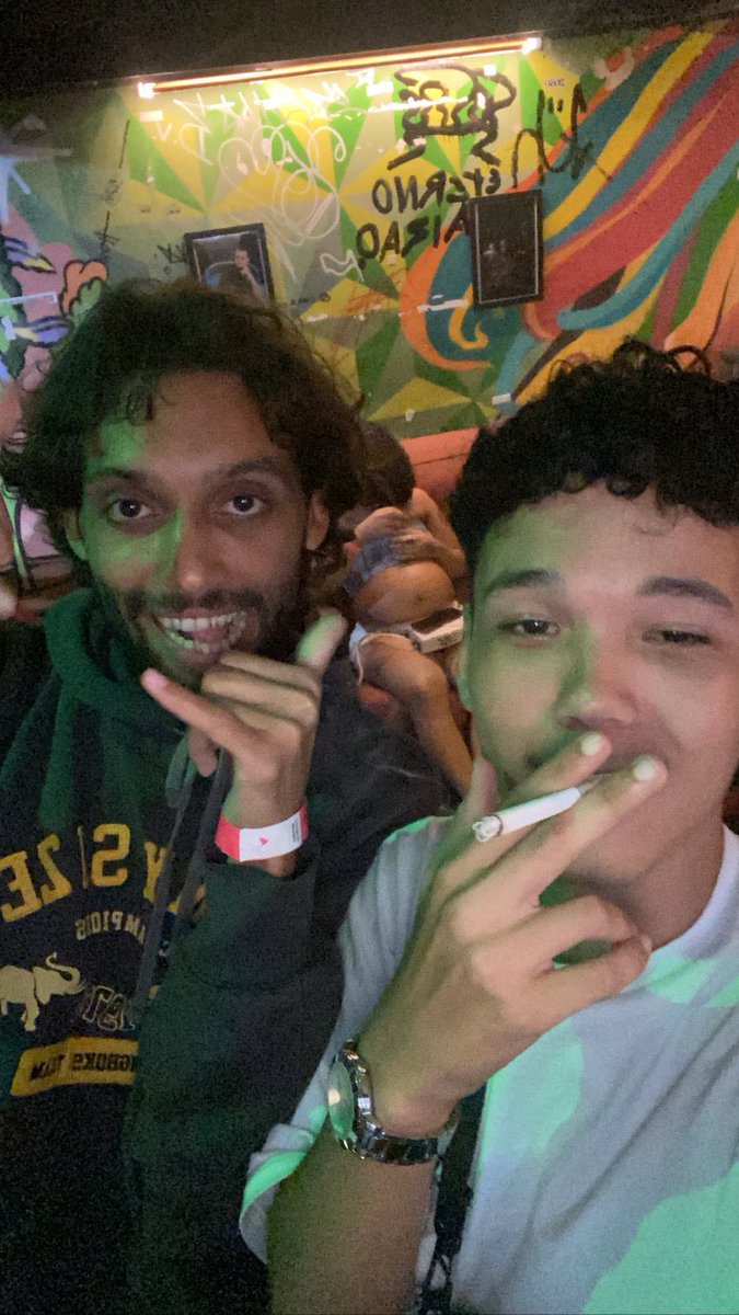 l3nno_'s tweet photo. 🚨URGENTE: Drig marolinha que na última noite foi no show da Carga Nova Ent. 
No começo da festa pediu pra tirar uma foto com Yung Vegan e o rapper atendeu o seu pedido, porém o rapper pediu pra Drig não postar essa tal foto.
Ele postou a foto no seu Twitter e levou um pau.😒 https://t.co/KOpbYBjShC
