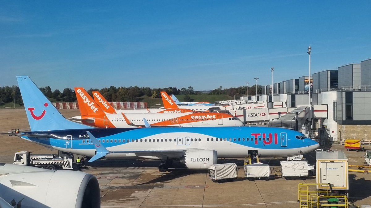 chandruiyer's tweet photo. #AnotherdayAnotherflight First day of #Navaratri2023, and am heading back to #NammaBengaluru to be back with team @UKinBengaluru after a short visit back to the 🇬🇧. Thank you @Gatwick_Airport & @emirates https://t.co/nKIdPHbTrt