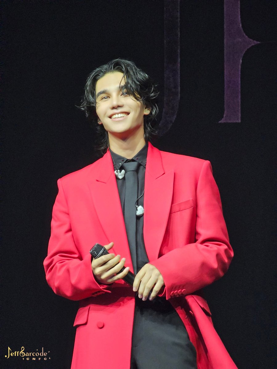 JeffBarcode_CN's tweet photo. Cause all of me loves all of you❤️

#JeffSatur
 #TpopConcertFest2_Day2 https://t.co/b8cx4F0POL