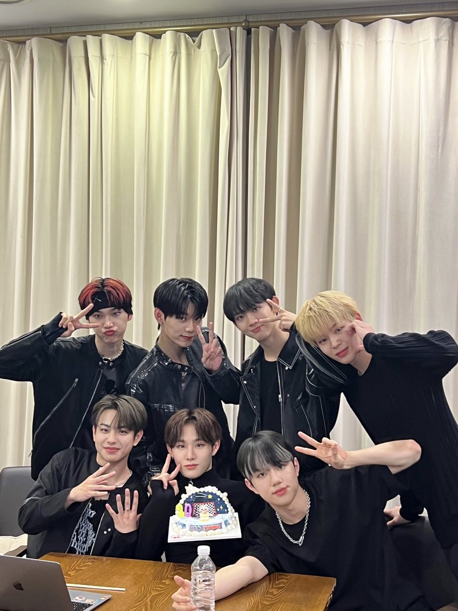 EVNNE_official's tweet photo. [📸] ❤️HAPPY YUNSEO DAY❤️ 
지금부터 시작이야
윤서랑 함께할 모든 날들
서로의 빛이 되어 오랫동안 반짝이자 ✨
 #EVNNE #이븐 #HAPPYYUNSEODAY #오랫동안_반짝일_윤이지윤서_생일  #10월에_떠오른_윤서달 https://t.co/nFvsh7Pt8R