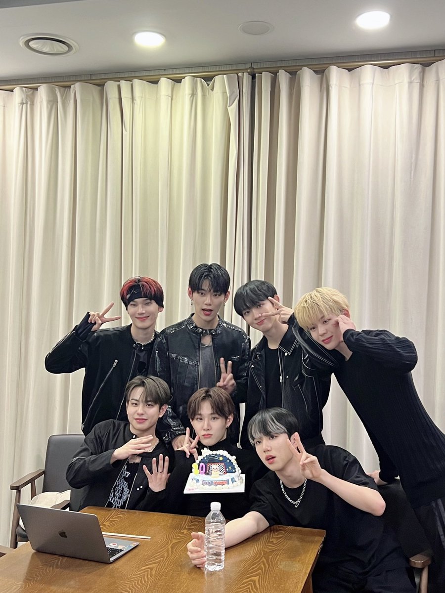 EVNNE_official's tweet photo. [📸] ❤️HAPPY YUNSEO DAY❤️ 
지금부터 시작이야
윤서랑 함께할 모든 날들
서로의 빛이 되어 오랫동안 반짝이자 ✨
 #EVNNE #이븐 #HAPPYYUNSEODAY #오랫동안_반짝일_윤이지윤서_생일  #10월에_떠오른_윤서달 https://t.co/nFvsh7Pt8R