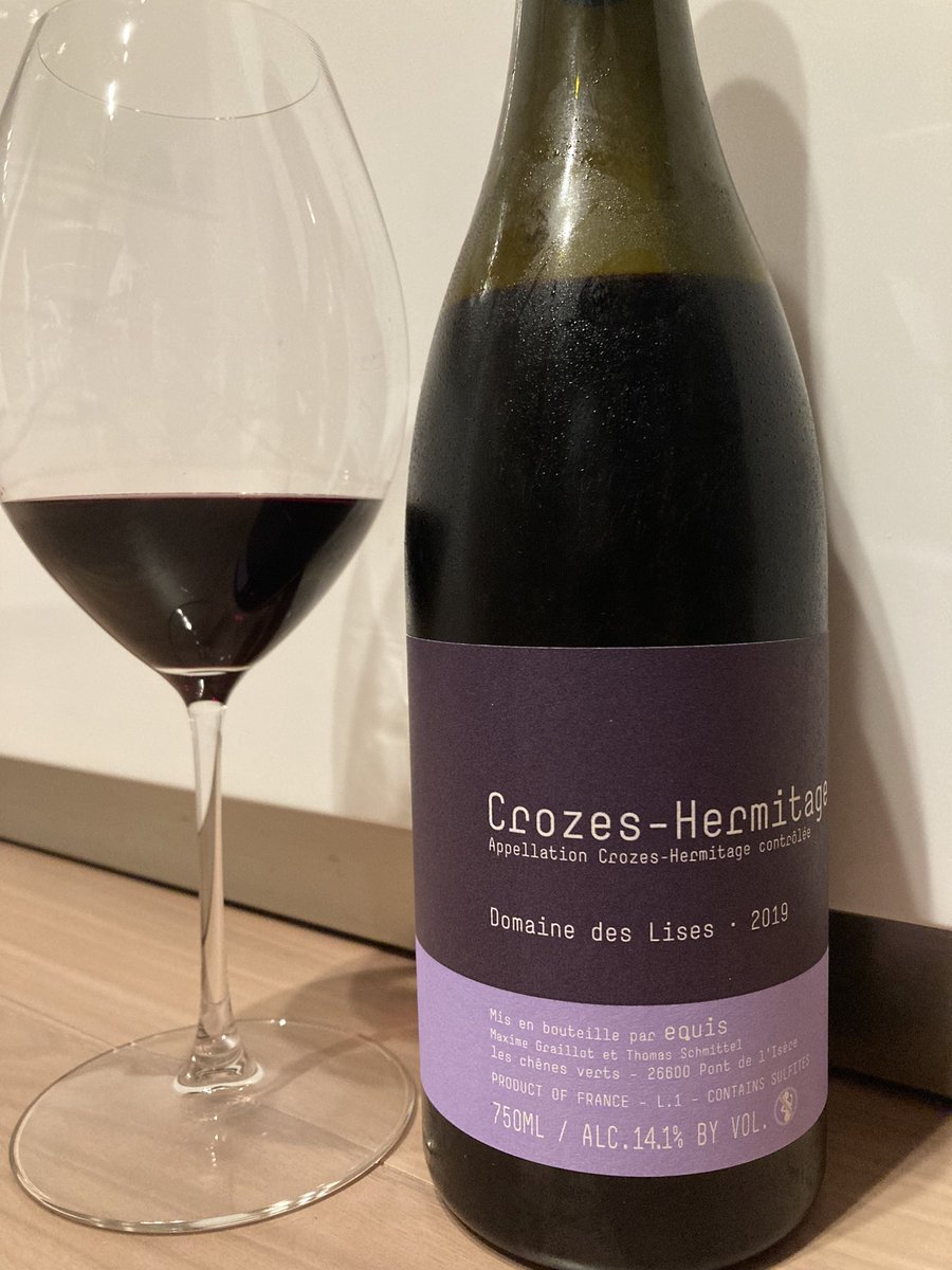 WineChance's tweet photo. 評判のいいリゼのクローズエルミタージュ。リピートしてみた。
ダークレッドの液体、黒果実に黒胡椒、タニックな舌触り。以前感じた通りやや単調な味わい。変化や複雑味もあまりなく。
自分と相性が悪いのか、個体差があるワインなのか、若いの飲み過ぎなのか？まだストックあるので改めて検証したい。 https://t.co/jjtDo6V6u4