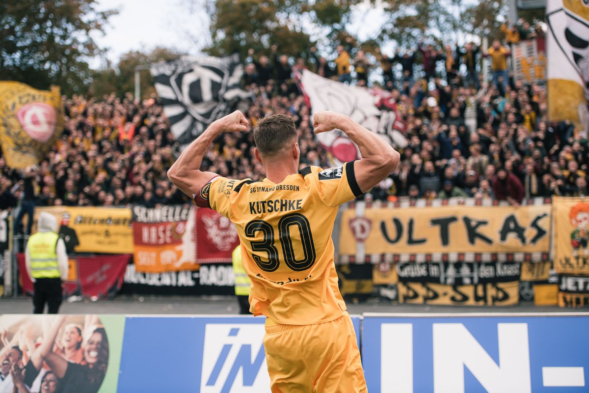 DynamoDresden's tweet photo. Wir bleiben Tabellenführer!🤩 Durch den 3:2-Erfolg beim @ssvulm1846fb feiern wir nicht nur drei wichtige Punkte, sondern sind zudem weiterhin Spitzenreiter in der 3. Liga. 💪👉 https://t.co/FoYd5Obd5I #ULMSGD #sgd1953 https://t.co/Hf60T98aM4