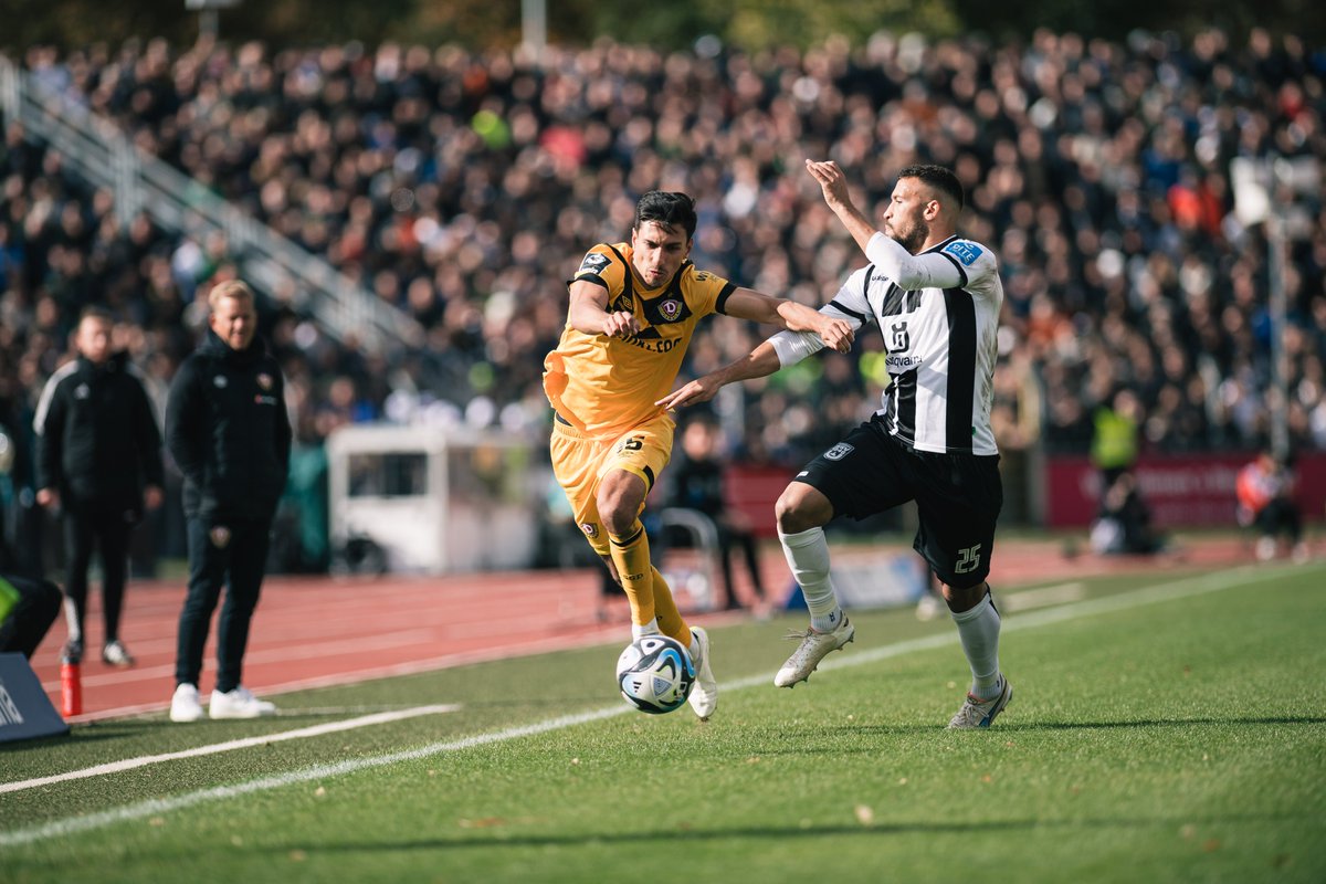 DynamoDresden's tweet photo. Wir bleiben Tabellenführer!🤩 Durch den 3:2-Erfolg beim @ssvulm1846fb feiern wir nicht nur drei wichtige Punkte, sondern sind zudem weiterhin Spitzenreiter in der 3. Liga. 💪👉 https://t.co/FoYd5Obd5I #ULMSGD #sgd1953 https://t.co/Hf60T98aM4