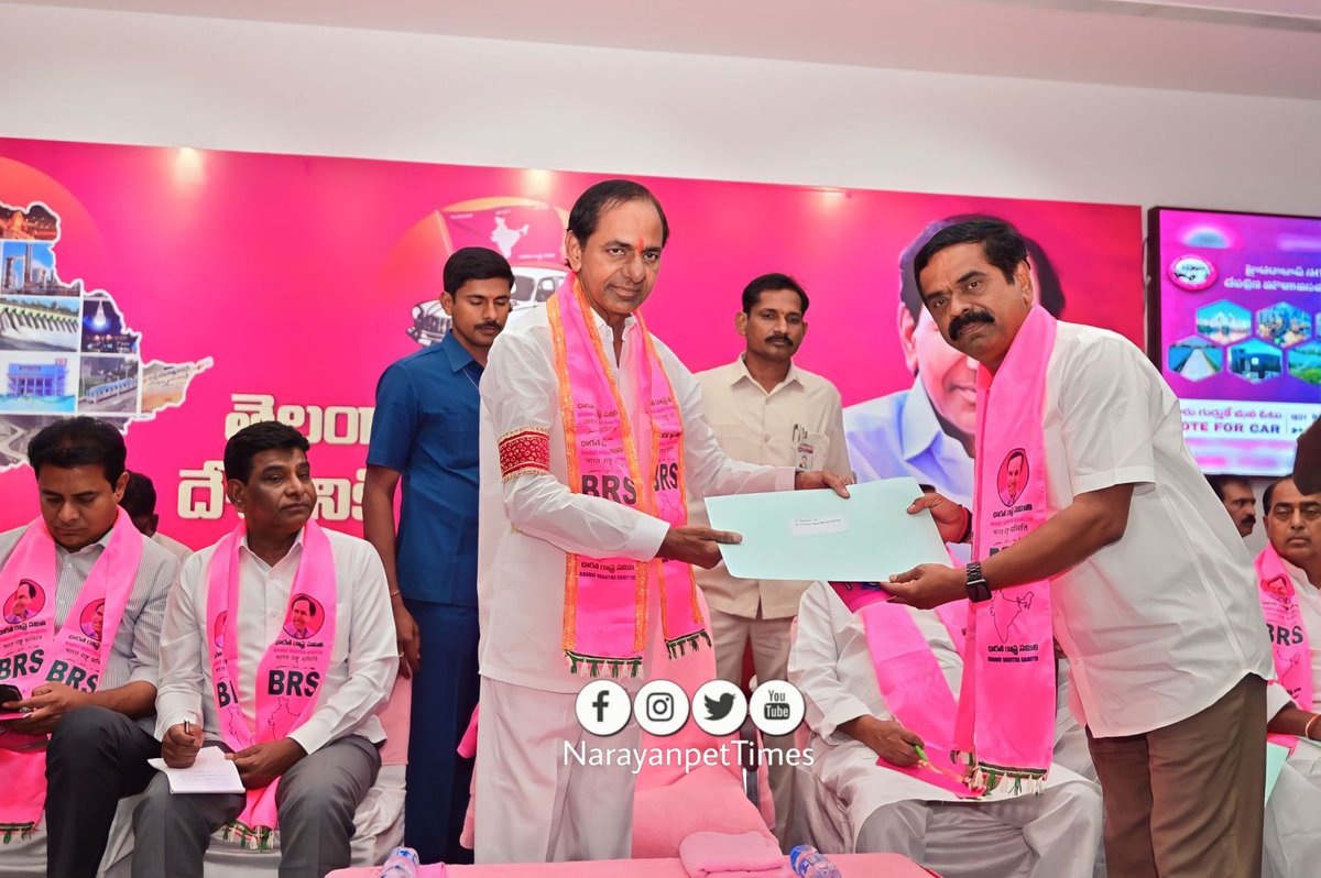NRPT_Times's tweet photo. Telangana Chief Minister &amp; BRS party chief KCR handover the B-Form of Makthal Assembly Constituency to Chittem RamMohan Reddy Reddy at Telangana Bhavan, Hyderabad.

@ChittemRRTRS @MakthalC @Narayanpet_TS @BRSparty https://t.co/1WvUNakhpJ