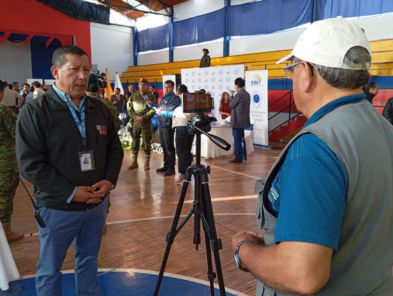 ecu911Ibarra's tweet photo. [ENTREVISTA] A través de DM Producciones, el Coordinador #Cz1 del #ECU911, Crnl @Hector_ParedesD informó a ciudadanía sobre la operatividad de la #VideovigilanciaECU911 durante la jornada de #EleccionesAnticipadas2023Ec en su #SegundaVueltaEc. 

Mírelo en: https://t.co/R5PILzlwzu https://t.co/WzmCNPbLTa