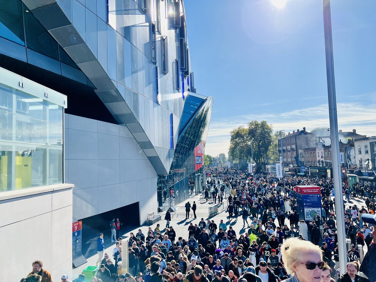 amlloyd33's tweet photo. @TouchdownTrips @FOCancer  In the London sunshine. Titans home game, but everyone in here is a Raven #RavensFlock https://t.co/P6xMeWXx0V